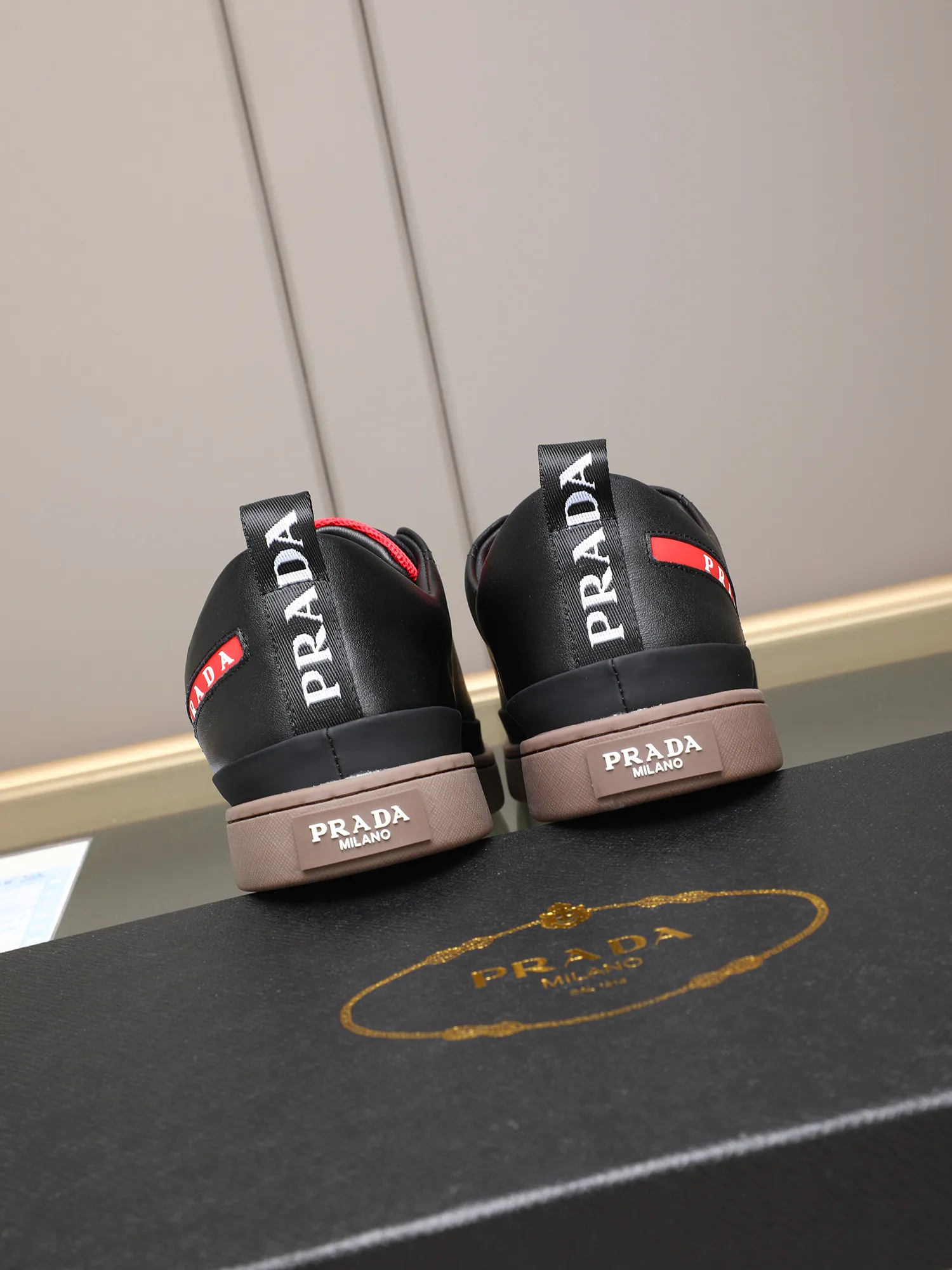 Men's shoes💰420💰 Brand: PRADA (Prada) Standard code: Men's code 38–44 (45 can be customized) Material: Original cowhide, breathable sheep lining Special outsole Style category: Men's fashionable casual sneakers Low-key luxury! Color: actual picture color